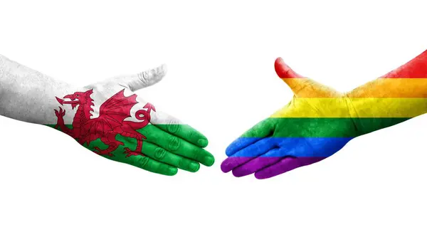 Handslag Mellan Hbtq Och Wales Flaggor Målade Händer Isolerad Transparent — Stockfoto
