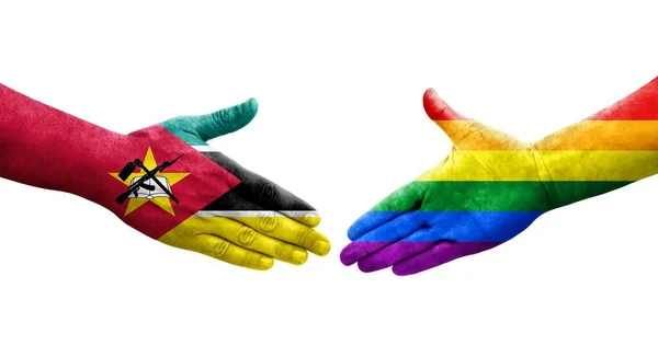Handslag Mellan Hbtq Och Moçambique Flaggor Målade Händer Isolerad Transparent — Stockfoto