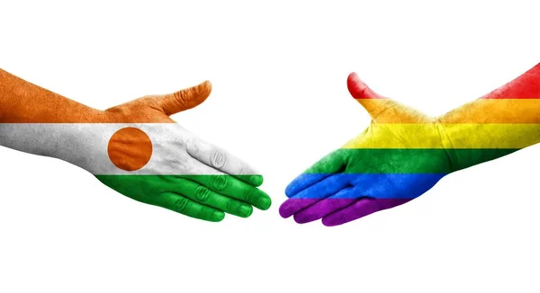 手に描かれたLgbtとニジェールの旗の間の握手 孤立した透明なイメージ — ストック写真