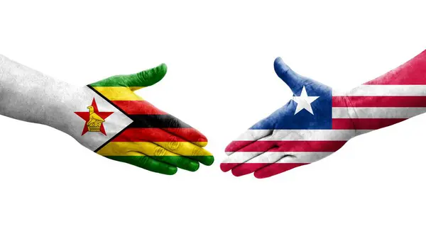 Händedruck Zwischen Flaggen Liberias Und Simbabwes Auf Hände Gemalt Isoliertes — Stockfoto