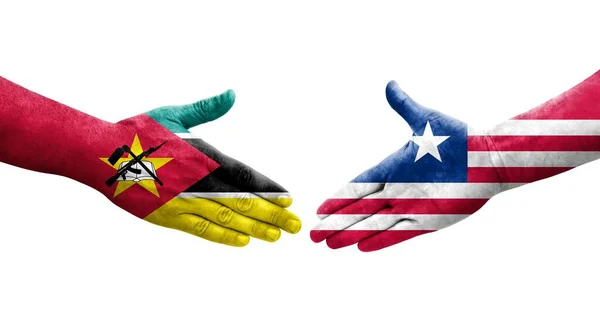 手描きで描かれたリベリアとモザンビークの国旗との握手 隔離された透明なイメージ — ストック写真