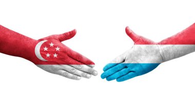 Lüksemburg ve Singapur bayrakları arasındaki el sıkışma ellere boyanmış, izole şeffaf görüntü.