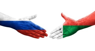 Madagaskar ve Rusya bayrakları arasındaki el sıkışma ellerinde resmedilmiş şeffaf bir görüntü.