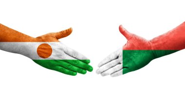 Madagaskar ve Nijer bayrakları arasındaki tokalaşma ellere boyanmış, izole şeffaf görüntü.