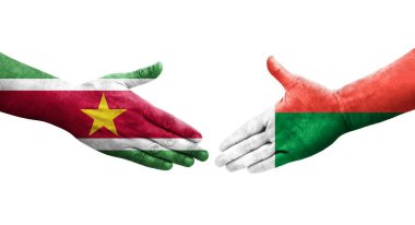 Madagaskar ve Surinam bayrakları arasındaki el sıkışma, izole saydam görüntü.