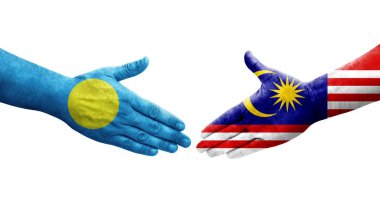 Malezya ve Palau bayrakları arasındaki el sıkışma ellere boyanmış, izole şeffaf görüntü.