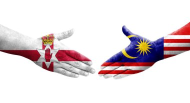 Malezya ve Kuzey İrlanda bayrakları arasında el sıkışma, izole şeffaf görüntü.