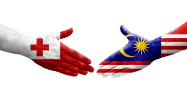Ellere boyanmış Malezya ve Tonga bayrakları arasındaki el sıkışma, izole şeffaf görüntü.