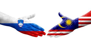 Ellere boyanmış Malezya ve Slovenya bayrakları arasındaki el sıkışma, izole şeffaf görüntü.