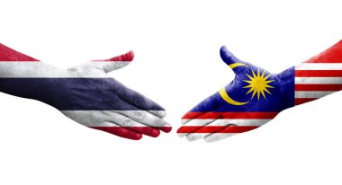 Ellere boyanmış Malezya ve Tayland bayrakları arasındaki el sıkışma, izole şeffaf görüntü.