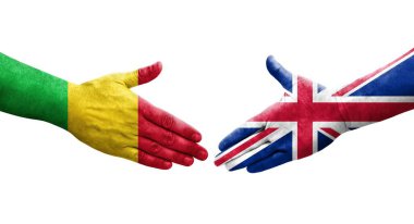 Ellere boyanmış Mali ve Birleşik Krallık bayrakları arasındaki el sıkışma, izole edilmiş şeffaf görüntü.