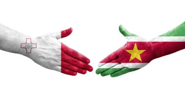 Ellere boyanmış Malta ve Surinam bayrakları arasındaki el sıkışma, izole şeffaf görüntü.