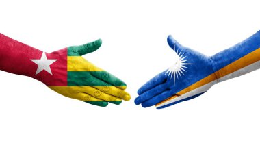 Marshall Adaları ile Togo bayrakları arasında el sıkışma..