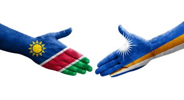 Marshall Adaları ve Namibya bayrakları arasındaki el sıkışma ellerinde izole şeffaf görüntü.