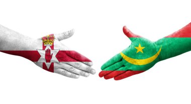 Moritanya ve Kuzey İrlanda bayrakları arasındaki el sıkışma ellerinde resmedilmiş şeffaf görüntü.