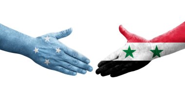 Ellere boyanmış Mikronezya ve Suriye bayrakları arasındaki el sıkışma, izole şeffaf görüntü.