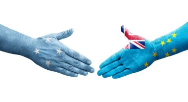 Ellere boyanmış Mikronezya ve Tuvalu bayrakları arasındaki el sıkışma, izole şeffaf görüntü.