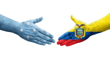 Mikronezya ve Ekvador bayrakları arasındaki el sıkışma ellerinde izole şeffaf görüntü.