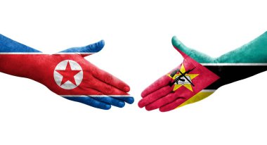 Mozambik ve Kuzey Kore bayrakları arasındaki el sıkışma ellerinde resmedilmiş şeffaf bir görüntü..