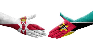 Mozambik ve Kuzey İrlanda bayrakları arasındaki el sıkışma, izole şeffaf görüntü.