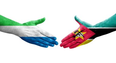 Mozambik ve Sierra Leone bayrakları arasındaki el sıkışma ellerinde izole şeffaf görüntü.