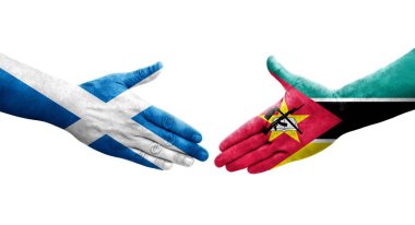 Mozambik ve İskoçya bayrakları arasındaki el sıkışma ellere boyanmış, izole saydam görüntü.