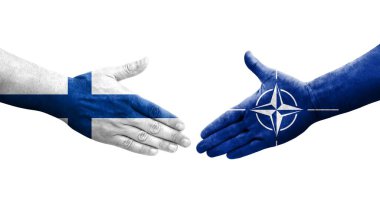 Ellerde Nato ve Finlandiya bayrakları arasında el sıkışma, izole edilmiş şeffaf resim.