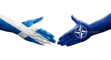 Ellerinde Nato ve İskoçya bayrakları arasında el sıkışma, izole şeffaf görüntü.