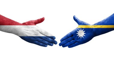 Ellerinde Nauru ve Hollanda bayrakları arasında el sıkışma, izole şeffaf görüntü.