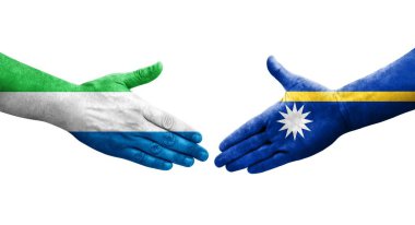 Nauru ve Sierra Leone bayrakları arasındaki tokalaşma elleri boyalı, izole şeffaf görüntü.