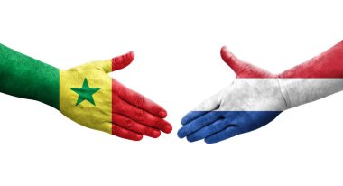 Hollanda ile Senegal bayrakları arasındaki el sıkışma, izole şeffaf görüntü.