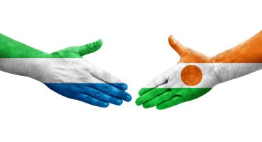 Nijer ve Sierra Leone bayrakları arasındaki tokalaşma elleri boyalı, izole şeffaf görüntü.