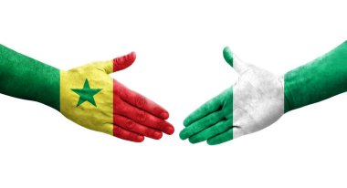 Ellerinde Nijerya ve Senegal bayrakları arasında el sıkışma, izole şeffaf görüntü.