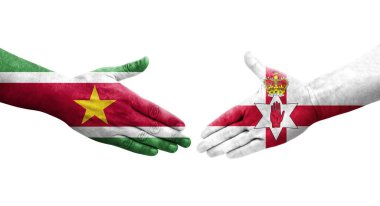 Kuzey İrlanda ile Surinam bayrakları arasındaki el sıkışma, izole şeffaf görüntü.