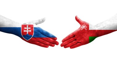 Umman ve Slovakya bayrakları arasındaki el sıkışma ellerinde resmedilmiş şeffaf görüntü.