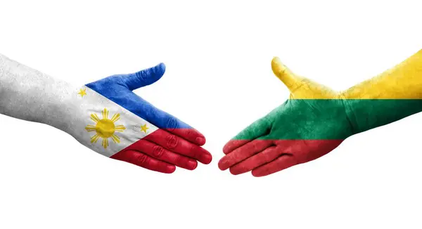 手に描かれたリトアニアとフィリピンの旗の間の握手 孤立した透明なイメージ — ストック写真