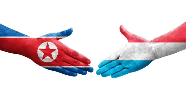 Рукопожатие Между Флагом Люксембурга Северной Кореи Нарисованное Руках Изолированное Прозрачное — стоковое фото