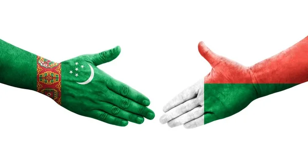 Händedruck Zwischen Flaggen Madagaskars Und Turkmenistans Auf Hände Gemalt Isoliertes — Stockfoto