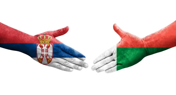 Рукостискання Між Мадагаскаром Сербією Прапори Намальовані Руках Ізольоване Прозоре Зображення — стокове фото