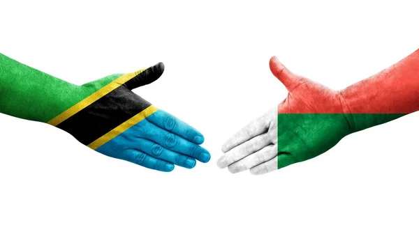 Aperto Mão Entre Madagáscar Tanzânia Bandeiras Pintadas Mãos Imagem Transparente — Fotografia de Stock