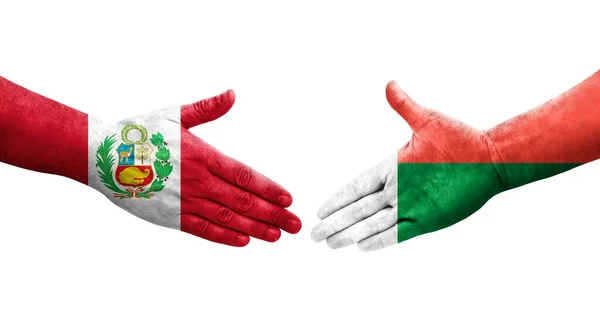 Händedruck Zwischen Madagaskar Und Peru Flaggen Auf Hände Gemalt Isoliertes — Stockfoto