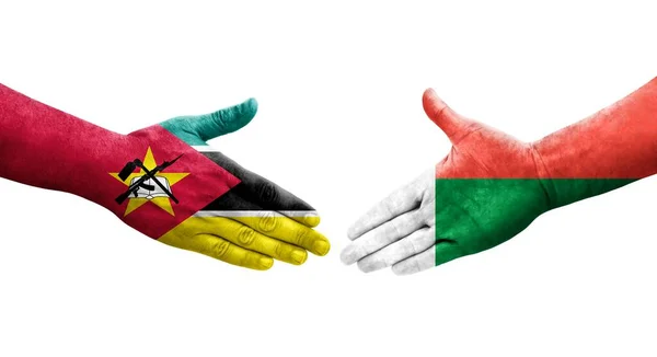 Stretta Mano Tra Madagascar Mozambico Bandiere Dipinte Mani Isolata Immagine — Foto Stock