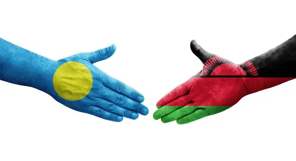Uścisk Dłoni Między Flagami Malawi Palau Namalowanymi Dłoniach Odizolowany Przezroczysty — Zdjęcie stockowe
