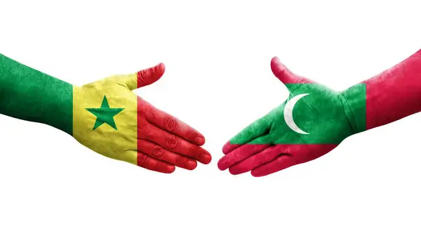 Apretón Manos Entre Maldivas Senegal Banderas Pintadas Las Manos Imagen — Foto de Stock