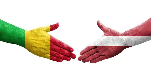 Рукопожатие Между Флагом Мали Латвии Нарисованное Руках Изолированное Прозрачное Изображение — стоковое фото