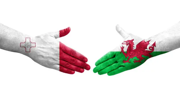 Handdruk Tussen Malta Wales Vlaggen Handen Geschilderd Geïsoleerd Transparant Beeld — Stockfoto