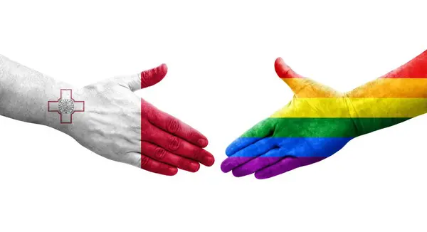 手に描かれたマルタとLgbtの旗の間の握手 孤立した透明なイメージ — ストック写真