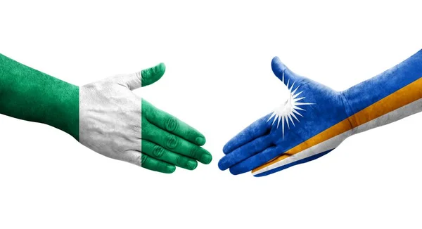 Handdruk Tussen Marshalleilanden Nigeria Vlaggen Geschilderd Handen Geïsoleerd Transparant Beeld — Stockfoto
