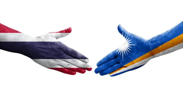 Handdruk Tussen Marshalleilanden Thailand Vlaggen Geschilderd Handen Geïsoleerd Transparant Beeld — Stockfoto