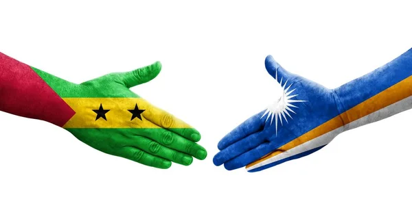 Handshake Entre Ilhas Marshall São Tomé Príncipe Bandeiras Pintadas Mãos — Fotografia de Stock